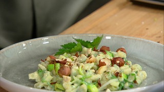 Selbstgemachte Kräuterknöpfle in Béchamelsoße