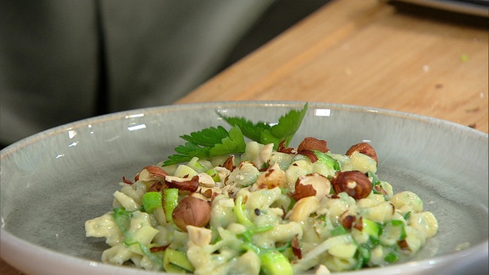 Selbstgemachte Kräuterknöpfle in Béchamelsoße