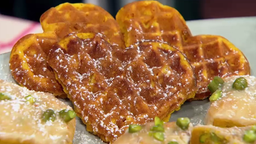 Kürbiswaffeln mit Orangen-Joghurt-Dip