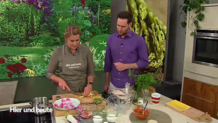 Lachsforelle mit Spargel-Tempura und eingelegtem Spargel und Rettich