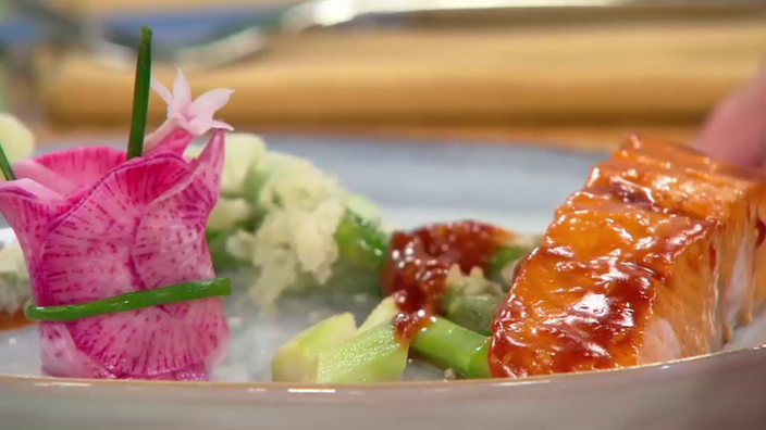 Lachsforelle mit Spargel-Tempura und eingelegtem Spargel und Rettich