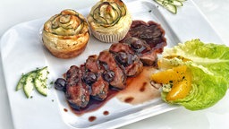Lammlachse im Amarenalack mit Zucchini-Röschen