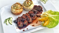 Lammlachse im Amarenalack mit Zucchini-Röschen