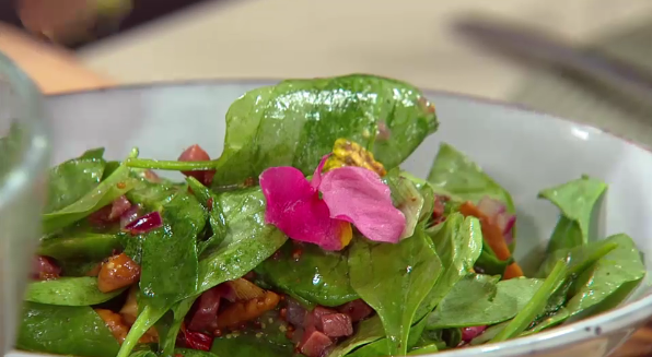 Lauwarmer Pfifferlingsalat mit Babyspinat, Speck und Senf-Vinaigrette