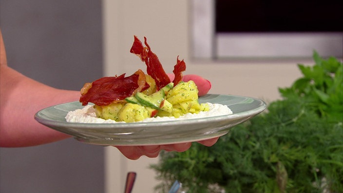 Lauwarmer Salat von neuen Kartoffeln mit Fetakäse und Schinkenchips