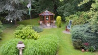 Gartenfoto mit Pflanzen, Strandkor, Gartenhütte