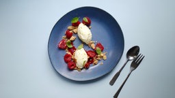Limetten-Joghurtmousse mit Limetten-Crumble 