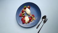 Limetten-Joghurtmousse mit Limetten-Crumble 