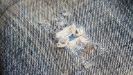Löcher in der Hose flicken