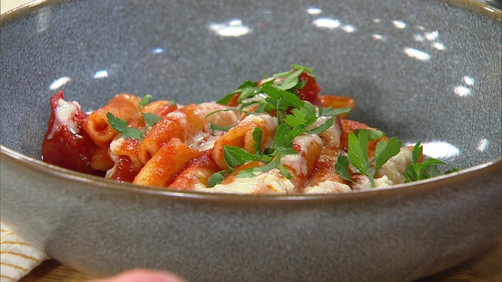Maccheroni mit Rauchpaprikasugo und Pecorinocreme