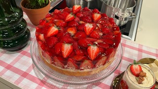 Mai-Torte: Erdbeertorte mit Vanillepudding 