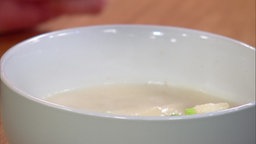 Auf dem Bild ist eine Portion Mairübchen-Cremesüppchen zu sehen. 