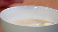 Auf dem Bild ist eine Portion Mairübchen-Cremesüppchen zu sehen. 