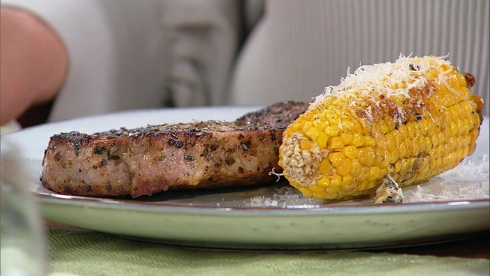 Maiskolben aus dem Ofen mit Parmesan-Zitronenbutter und würzigen Schweinesteaks