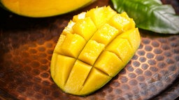 Auf einem Teller liegt eine aufgeschnittene Mango