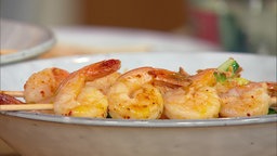 Fruchtiger Mango-Salat mit gegrillten Garnelen