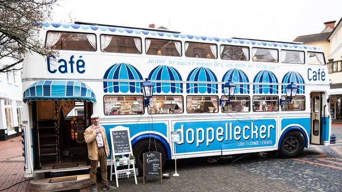 Michel Malcin vor dem Doppellecker Bus