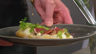 Mini-Flammkuchen aus Laugenbrötchen-Teig in drei Variationen