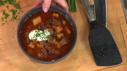 Deftige Mitternachtssuppe – Gulaschsuppe mit Paprika und Kartoffeln