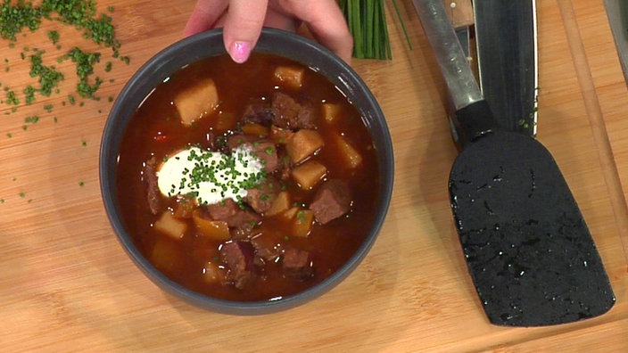 Deftige Mitternachtssuppe – Gulaschsuppe mit Paprika und Kartoffeln