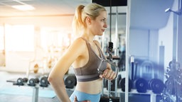 Eine Frau macht eine Übung im Fitnessstudio