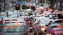 Autos stauen sich in der Nähe des Hauptbahnhofs in Düsseldorf