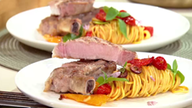 Mediterraner Nudelsalat und Schweinekotelett mit Zitrone