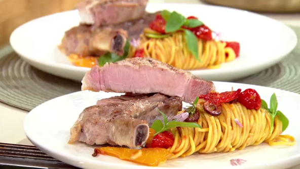 Mediterraner Nudelsalat und Schweinekotelett mit Zitrone