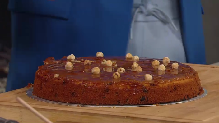 Nusskuchen mit Schokostückchen und Zimtglasur