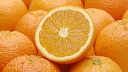 Aufgeschnittene Orange mit Orangen