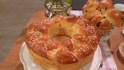 Osterkranz aus Hefeteig mit Hagelzucker