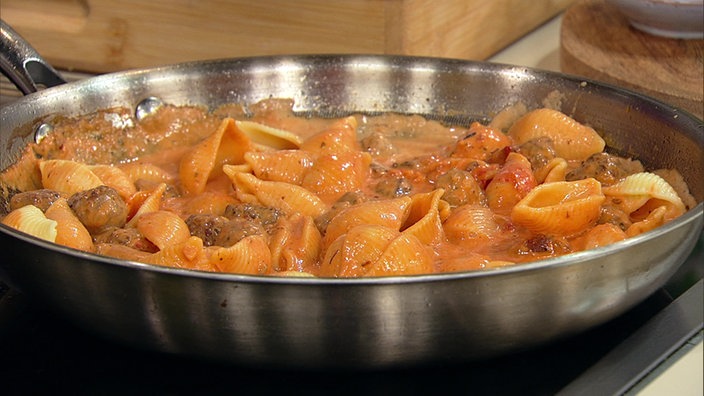 Pasta mit schnellen Hackbällchen und Tomaten-Sahnesoße