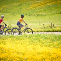 Paar, Mann und Frau auf Tour mit Fahrrädern, Trekkingbike, E-Bike