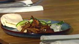 Pfifferlinge aus dem Ofen mit Zucchini, Hummus und Fladenbrot