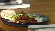 Pfifferlinge aus dem Ofen mit Zucchini, Hummus und Fladenbrot