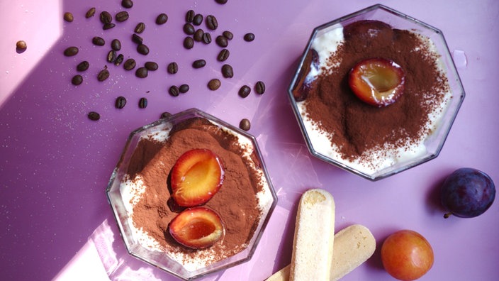 Pflaumendessert mit weißer Kaffeecreme