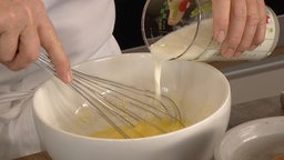 Weiche Butter mit Eiern und Milch vermischen