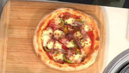 Pizza "Spicy Bacon" mit Tomatensauce und Speck