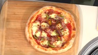 Pizza "Spicy Bacon" mit Tomatensauce und Speck