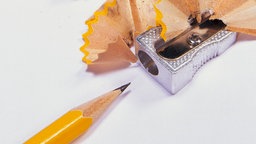 Frisch gespitzter Bleistift neben Anspitzer