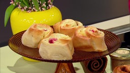 Pudding-Hefeschnecken mit Beerenobst 