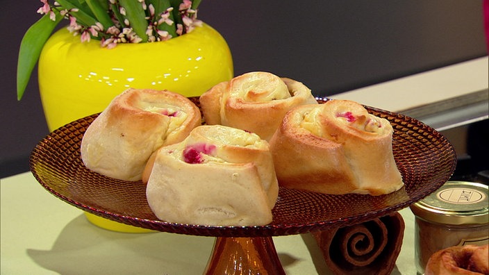 Pudding-Hefeschnecken mit Beerenobst 