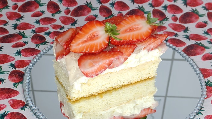 Quark-Mousse-Schnitte mit Erdbeeren