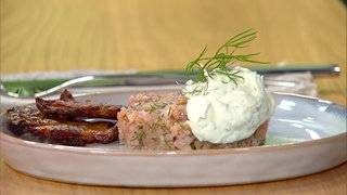 Räucherlachstatar mit Röstkartoffeln und Dillschmand