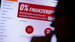 Symbolbild: Auf einem Monitor wird eine Seite mit dem Hinweis "0% Finanzierung" angezeigt.