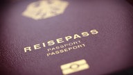 Auf dem Bild ist ein deutscher Reisepass in Nahaufnahme zu sehen.