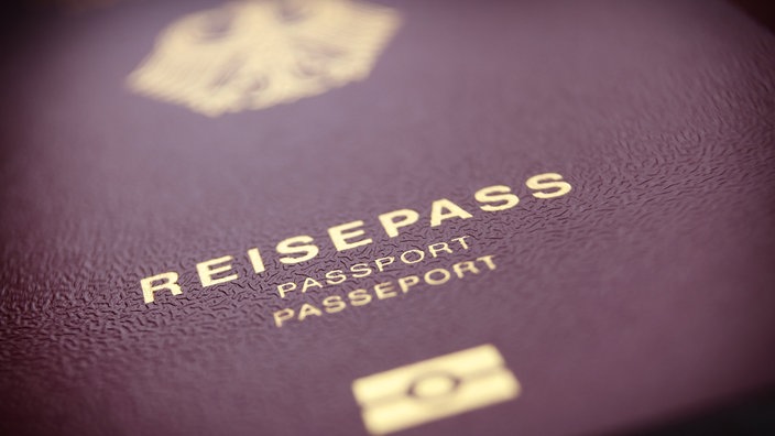 Auf dem Bild ist ein deutscher Reisepass in Nahaufnahme zu sehen.