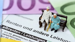 Seniorenpaar sitzt auf Steuererklärung Symbolfoto Rente
