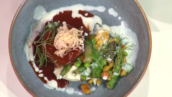 Rinderroulade getoppt mit frittierten Zwiebeln