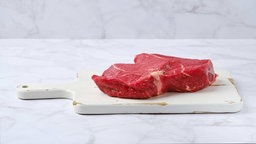 Scheibe rohes Rindersteak von der Oberseite